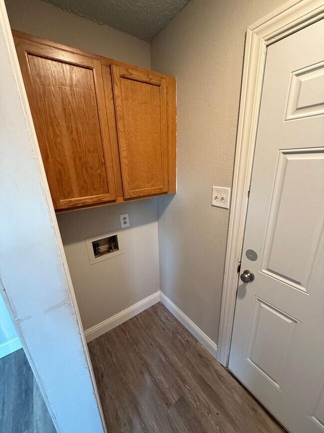 Building Photo - 3/2 Town House/ Quaker & 18th street!!