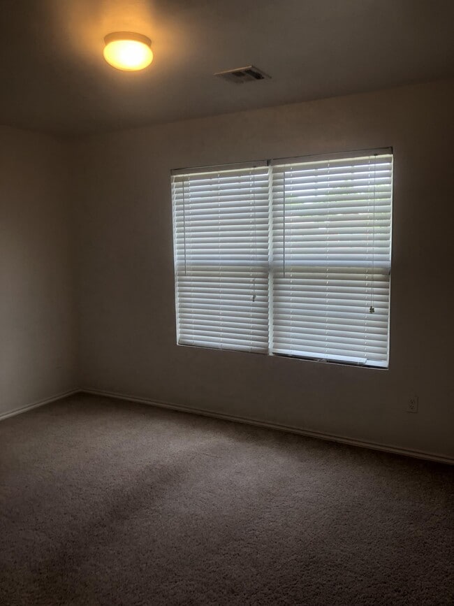 Building Photo - 3400 SE 94th St