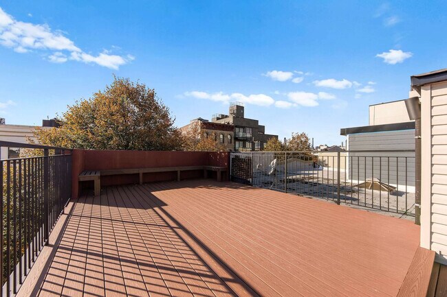 Building Photo - 10 Hausman St