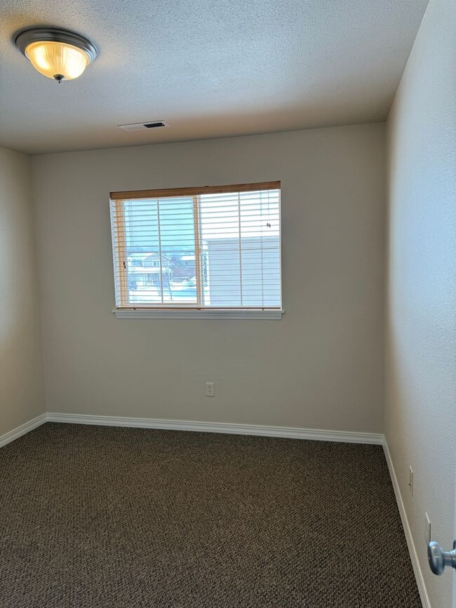 Building Photo - 3 Bedroom Condo for Rent in Bozeman!