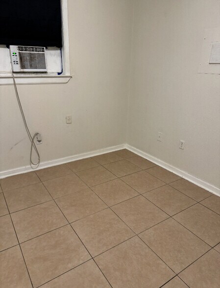 Building Photo - 3031 Mistletoe St