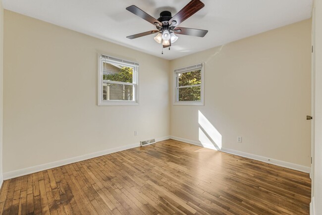 Building Photo - Bright 3-Bedroom in West Asheville with Fe...