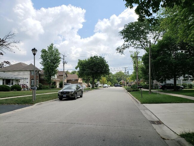 Building Photo - 541 W Belden Ave