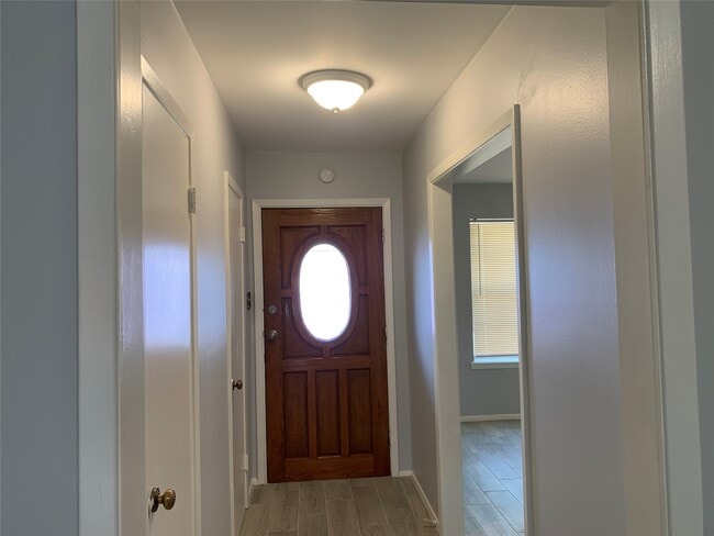 Building Photo - 11602 Roos Rd