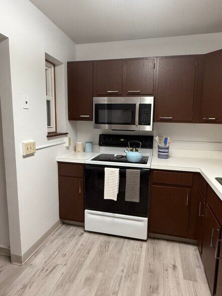 Building Photo - 1049 Danby Rd