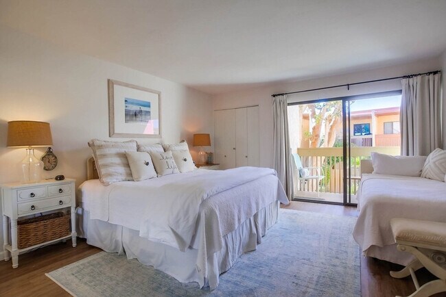 Building Photo - 453 S Sierra Ave