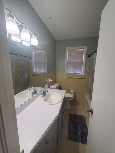 Building Photo - 301 W Lakeside Ave