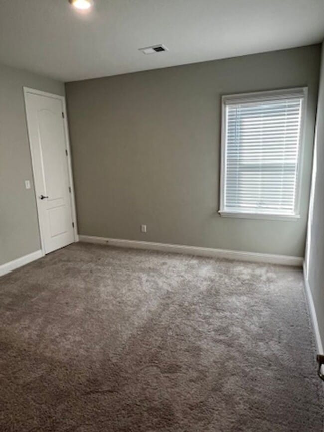 Building Photo - FOUR BEDROOMS and THREE BATHS For Rent