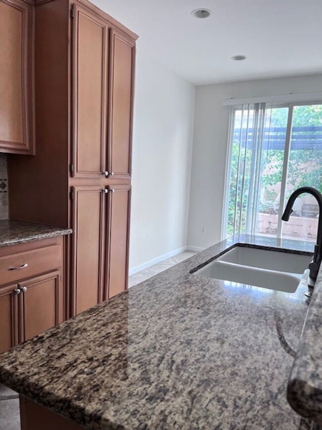 Building Photo - Redlands Home in Gated Community