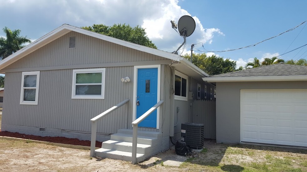 Beachy feel home will be freshly painted has oversized garage and big yard. . - 12080 Moss Dr