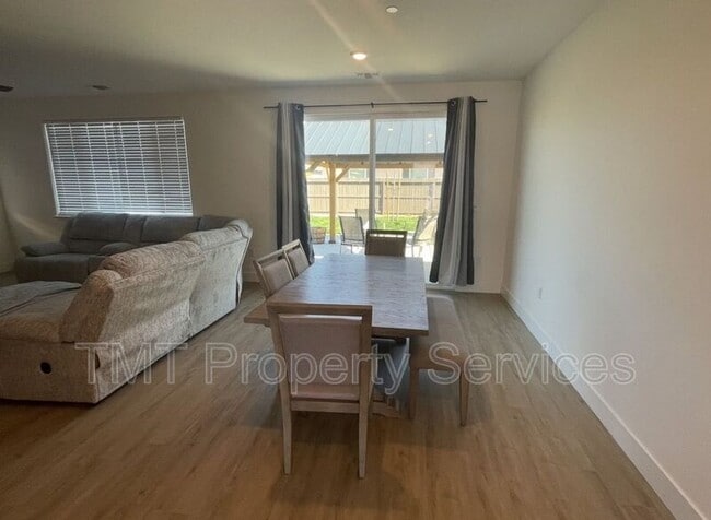 Building Photo - 1060 Lyonia Cir