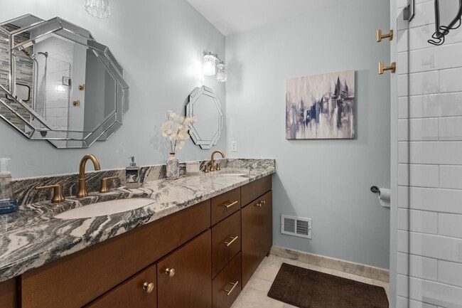 Building Photo - 718 N Alexander Ave