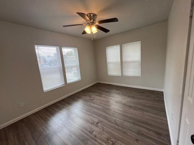 Building Photo - 3 Bedroom 1.5 Bath convenient to all that ...