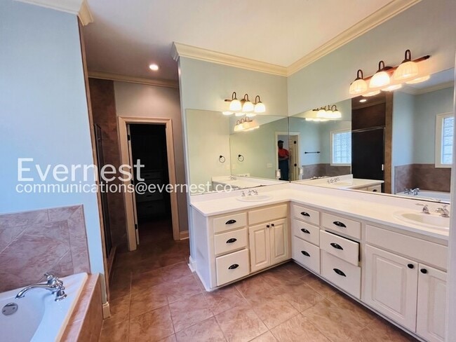 Building Photo - 3 Bed/2 Bath Home with Fenced Yard & Garage / Pet-Friendly / Available Now!