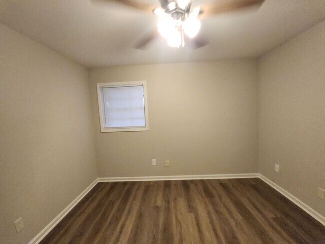 Building Photo - Classic Ranch-Style Living – 4 Bed, 2 Bath Gem!