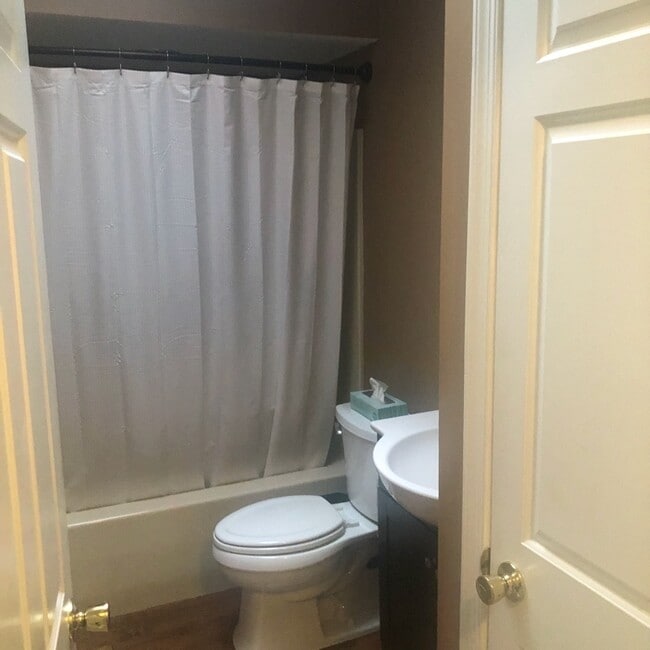 Building Photo - 470 Meadow Ln