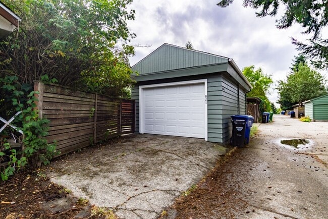 Building Photo - 2Bd/1Ba Seattle House