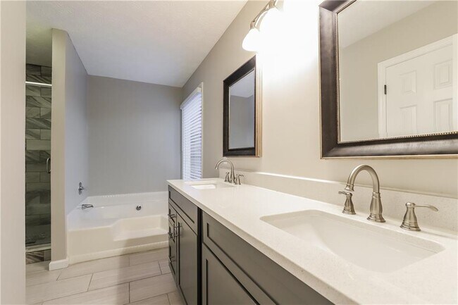 Building Photo - 2010 Golden Ridge Cir