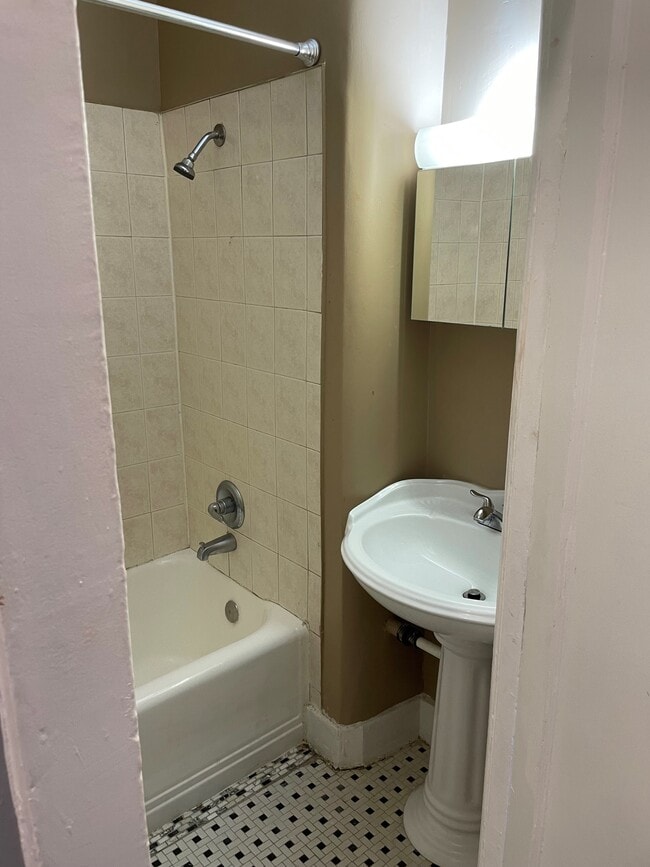 Building Photo - 246 Lark St