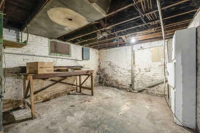 Building Photo - NEW LISTING! 4 BEDROOM HOME **2ND MONTH RE...