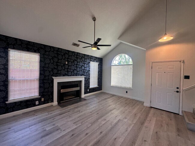 Building Photo - 2214 E Chennault Ave