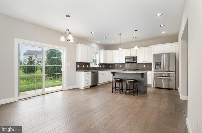 Building Photo - 45 Danbury Dr