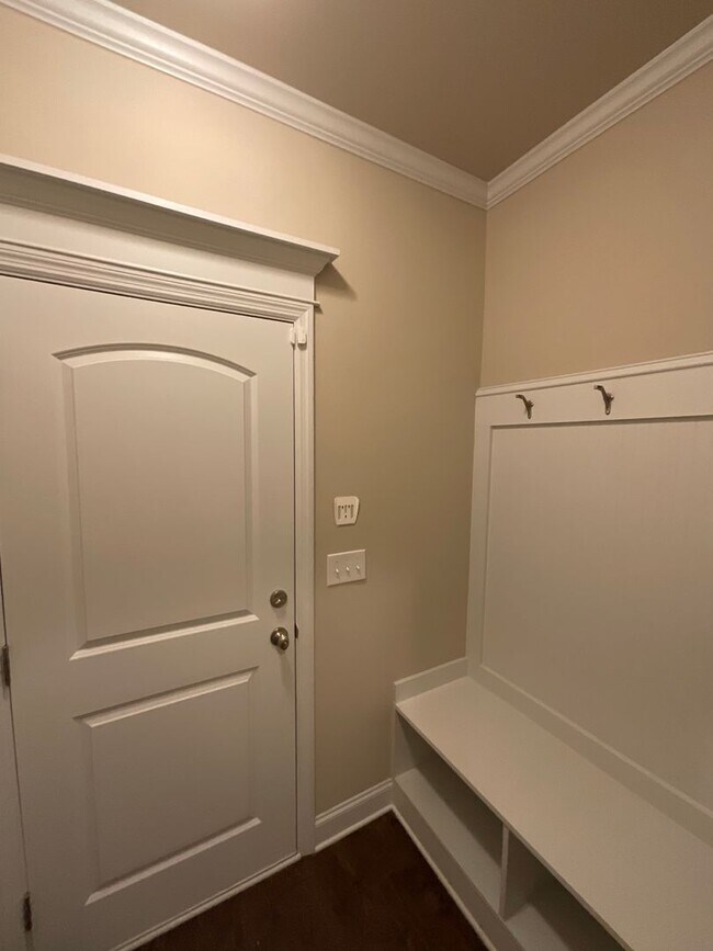 Building Photo - 688 Tree Top Trl