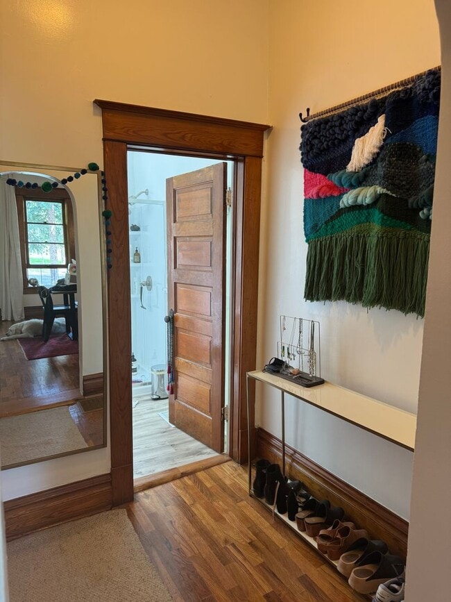 Building Photo - Sunny Whittier Neighborhood 1Bd+ in Victor...