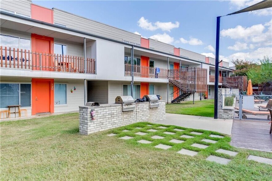 Building Photo - 2200 Dickson Dr