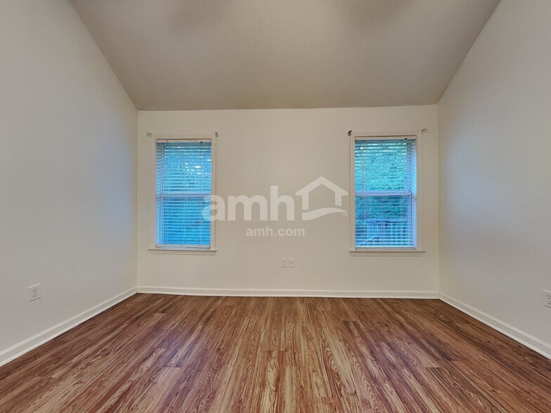 Building Photo - 6145 Sandbourne E