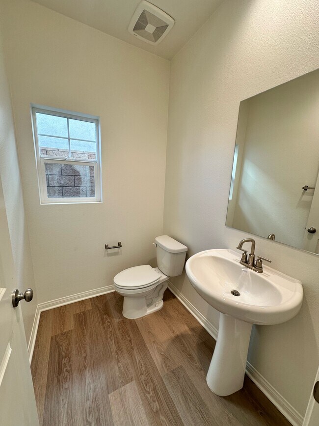 Building Photo - 114 S Lassen Ave