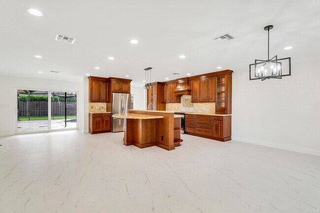 Building Photo - 100 SW 15th Ct