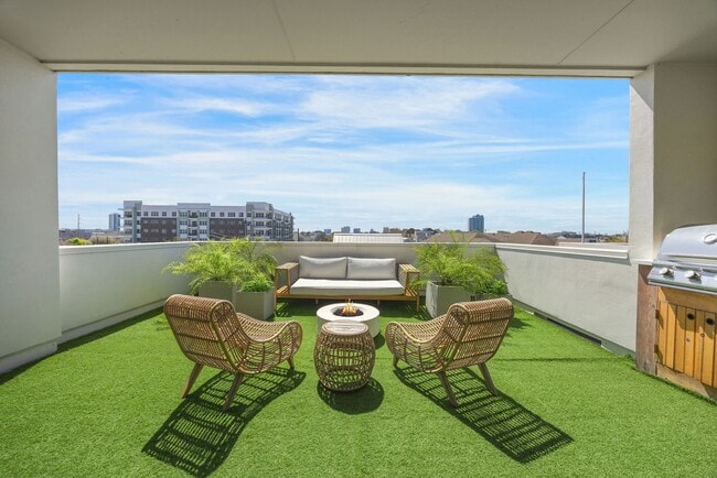 Building Photo - 306 W Pierce St