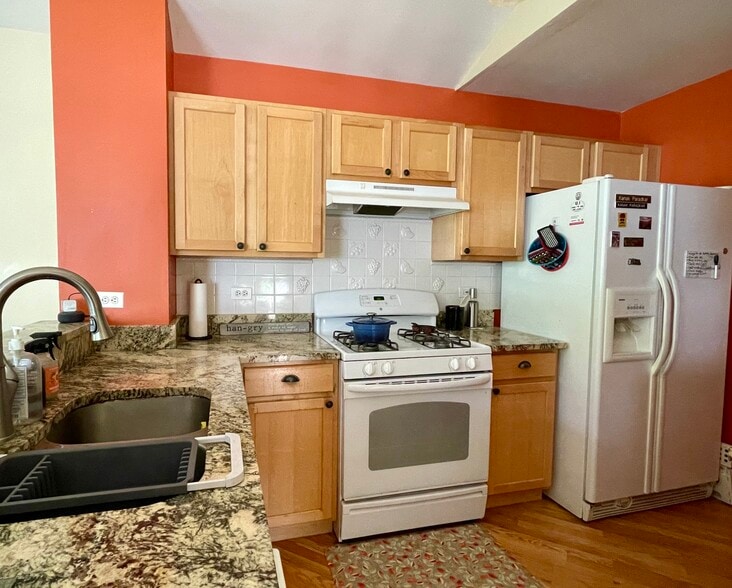 Kitchen - 1850 Middlebury Dr