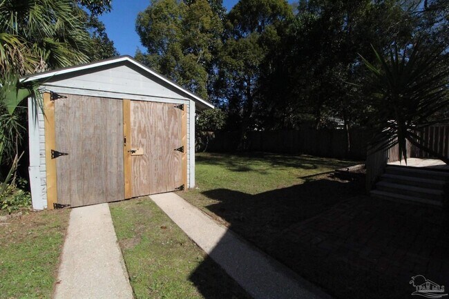 Building Photo - 1504 E Strong St