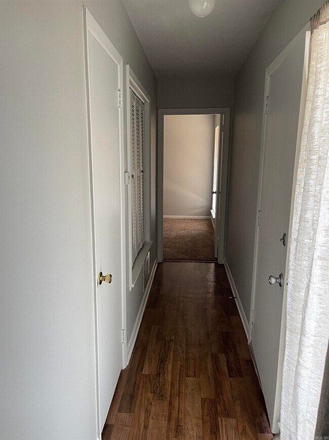 Building Photo - 1920 Kavanaugh Blvd