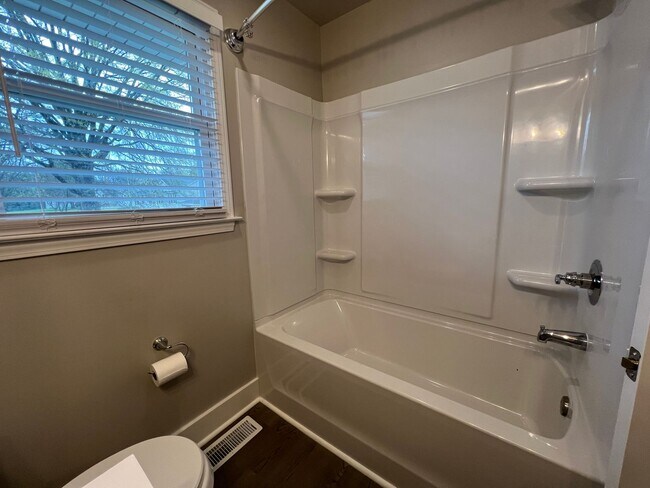 Building Photo - Newly Renovated 3/1 in Greenville!