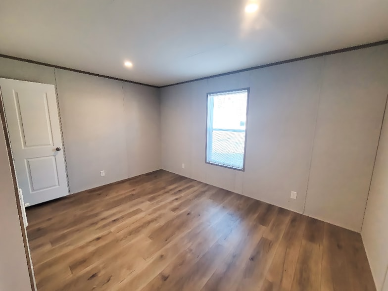 Building Photo - 87 Deerwood Park