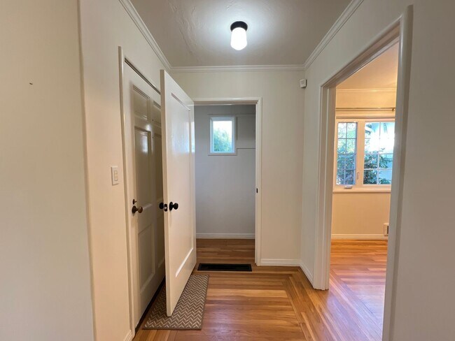 Building Photo - 2 Bedroom/1 Bath Available in Oakland!