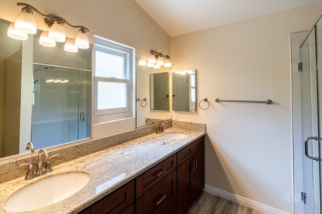Building Photo - 13564 Cres Hill Dr