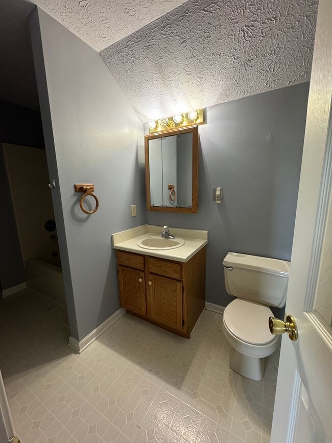 Building Photo - 1049 Mustang Ct