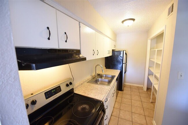 Building Photo - 2833 Kings Rd