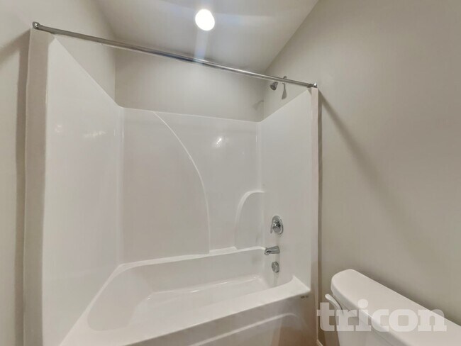 Building Photo - 572 Lakerun Dr