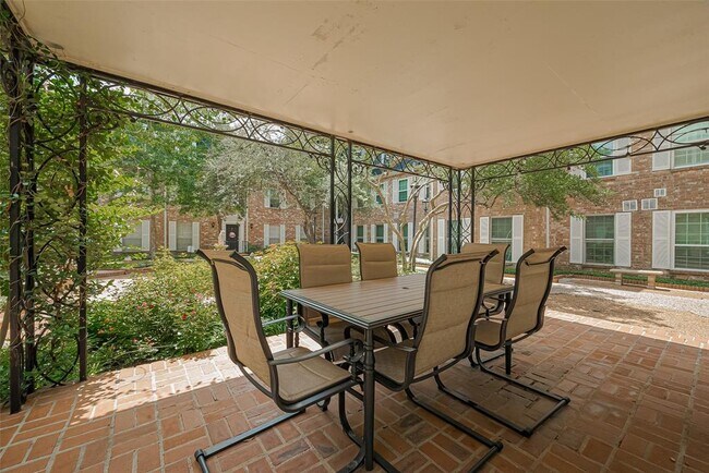 Building Photo - 359 N Post Oak Ln