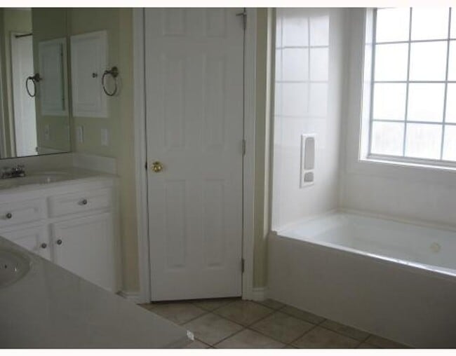 Building Photo - COZY BRICK HOME IN CONVENIENT LOCATION, NEAR SCHOOLS!