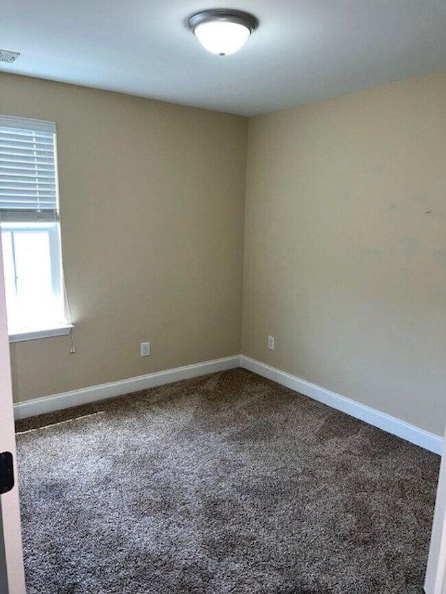 Building Photo - 3 bedroom/2.5 Bathroom Sugar Valley Townhome
