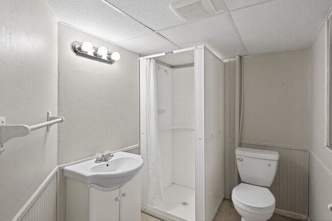 Building Photo - Great Location