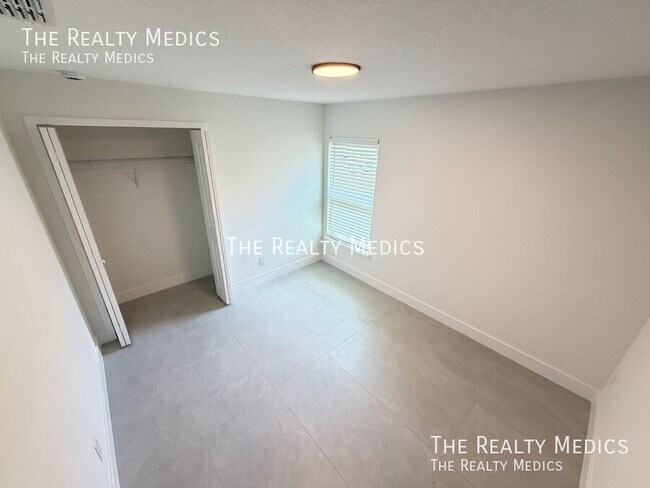 Building Photo - 2614 Palomar Ave SE