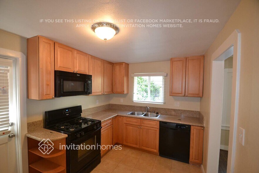 Building Photo - 10018 Silverton Ave