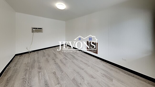 Building Photo - Embrace the cozy charms of this single-family home in Yakima's heart